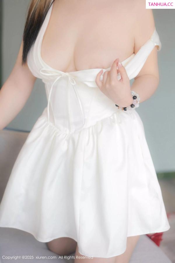   [XiuRen]高清写真图 2025.05.12 No.10262 诺诺Hsu 粉色情趣第8张图片